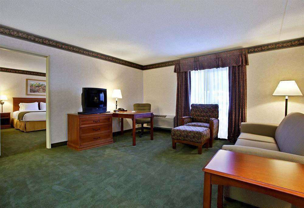Holiday Inn Express Hotel & Suites Pittsburgh Airport, An Ihg Hotel Robinson Township  Room photo