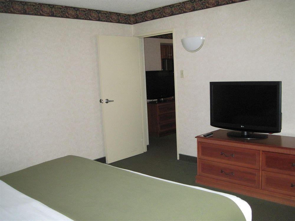 Holiday Inn Express Hotel & Suites Pittsburgh Airport, An Ihg Hotel Robinson Township  Room photo